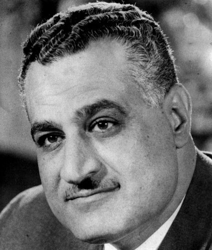 Gamal Abdel Naser Gamal Abdel Naser (1918–1970) – egipski oficer i polityk, prezydent Egiptu, sprawujący władzę autorytarną w latach 1954–1970 Źródło: Gamal Abdel Naser, Fotografia, domena publiczna.