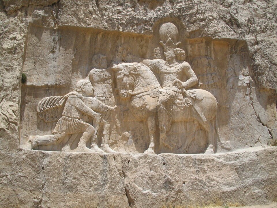 Perska płaskorzeźba z Naqsh-e Rostam Źródło: Fabienkhan, Perska płaskorzeźba z Naqsh-e Rostam, licencja: CC BY-SA 2.5.