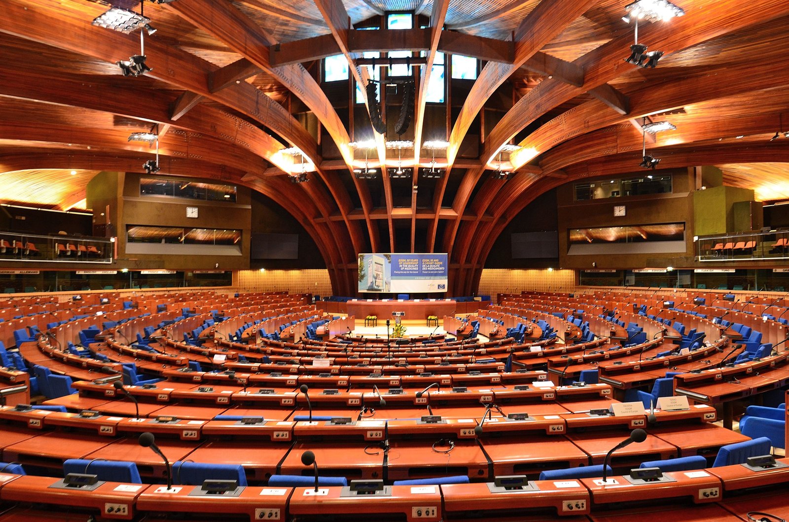 Sala obrad plenarnych Rady Europy Źródło: Adrian Grycuk, Sala obrad plenarnych Rady Europy, licencja: CC BY-SA 3.0.