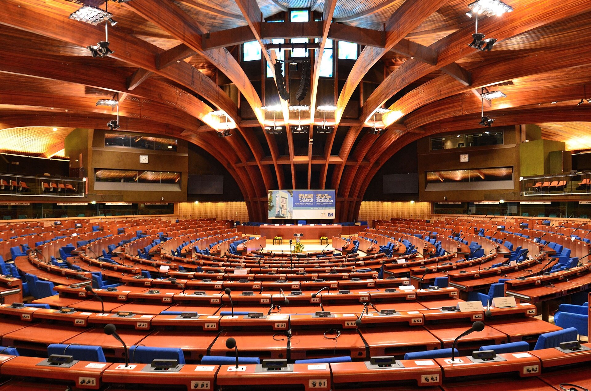 Sala obrad plenarnych Rady Europy Źródło: Adrian Grycuk, Sala obrad plenarnych Rady Europy, licencja: CC BY-SA 3.0.