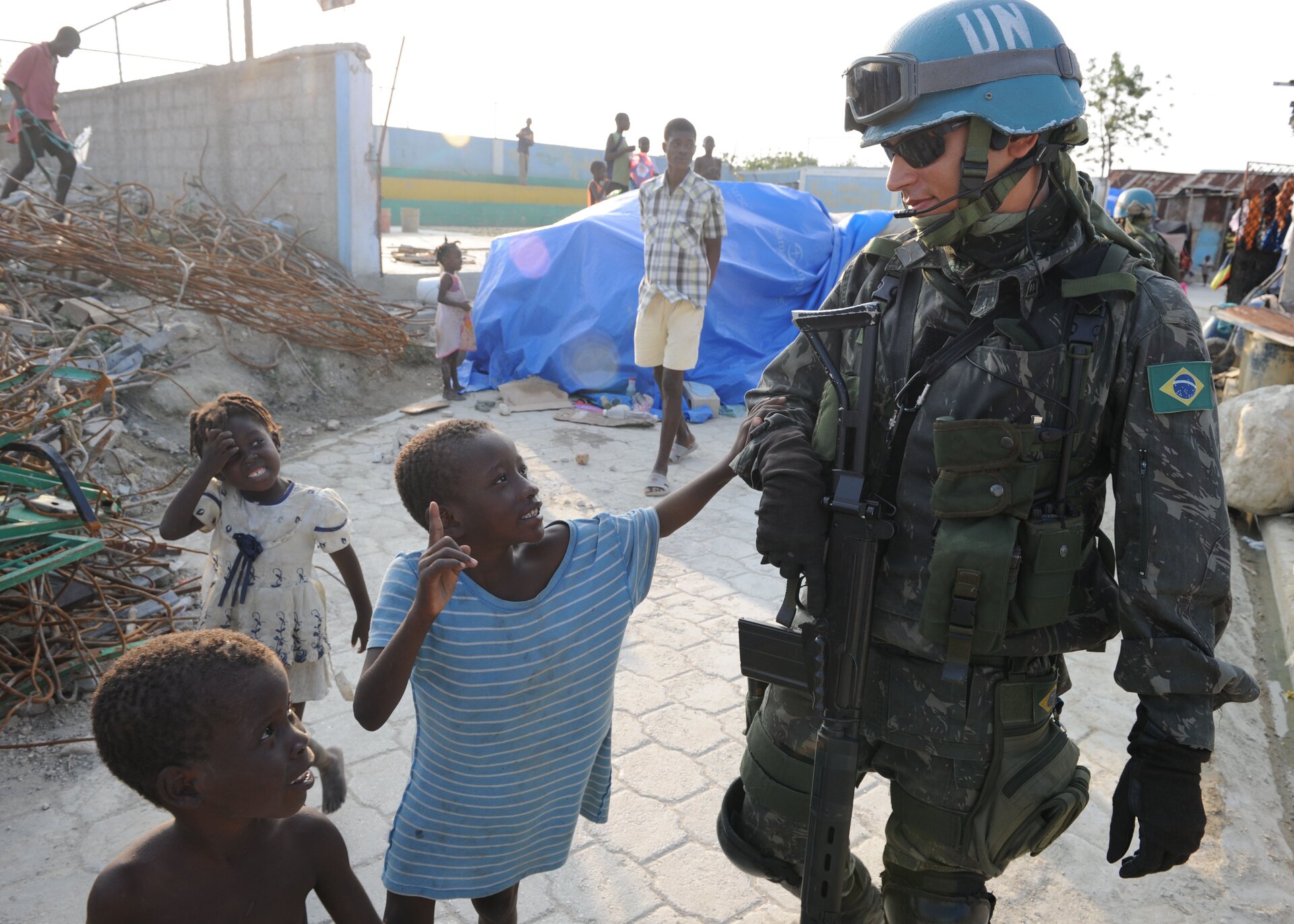 Operacja humanitarna ONZ po trzęsieniach ziemi, Port-au-Prince, Haiti, żołnierz podczas patrolu
