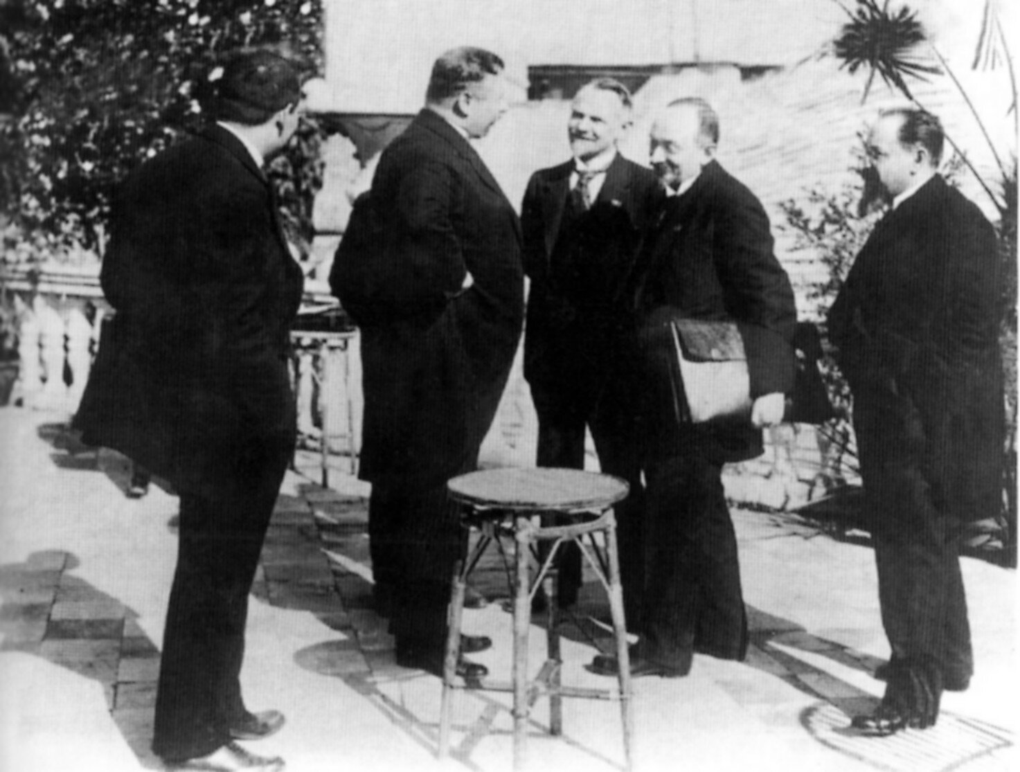Spotkanie w Rapallo. Kanclerz Rzeszy Joseph Wirth, Walther Rathenau oraz delegacja sowiecka: Leonid Krasin, Gieorgij Cziczerin oraz Adolf Joffe Źródło: Spotkanie w Rapallo. Kanclerz Rzeszy Joseph Wirth, Walther Rathenau oraz delegacja sowiecka: Leonid Krasin, Gieorgij Cziczerin oraz Adolf Joffe, Fotografia, Bundesarchiv, domena publiczna.