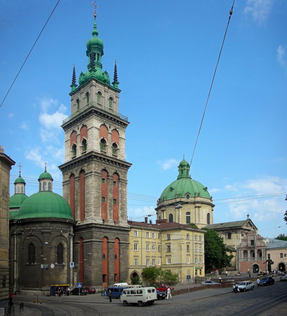 Lwów - cerkiew wołoska. W głębi kościół z kopułą - świątynia dominikanów. Lwów - cerkiew wołoska. W głębi kościół z kopułą - świątynia dominikanów. Źródło: Jan Mehlich, Wikimedia Commons, licencja: CC BY-SA 3.0.