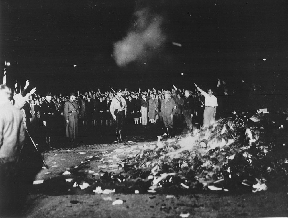 Berlin, Opernplatz, spalanie książek Palenie książek, które były niezgodne z panującą ideologią nazistowską. Źródło: Georg Pahl, Berlin, Opernplatz, spalanie książek, 1933, fotografia, Bundesarchive, licencja: CC BY-SA 3.0.