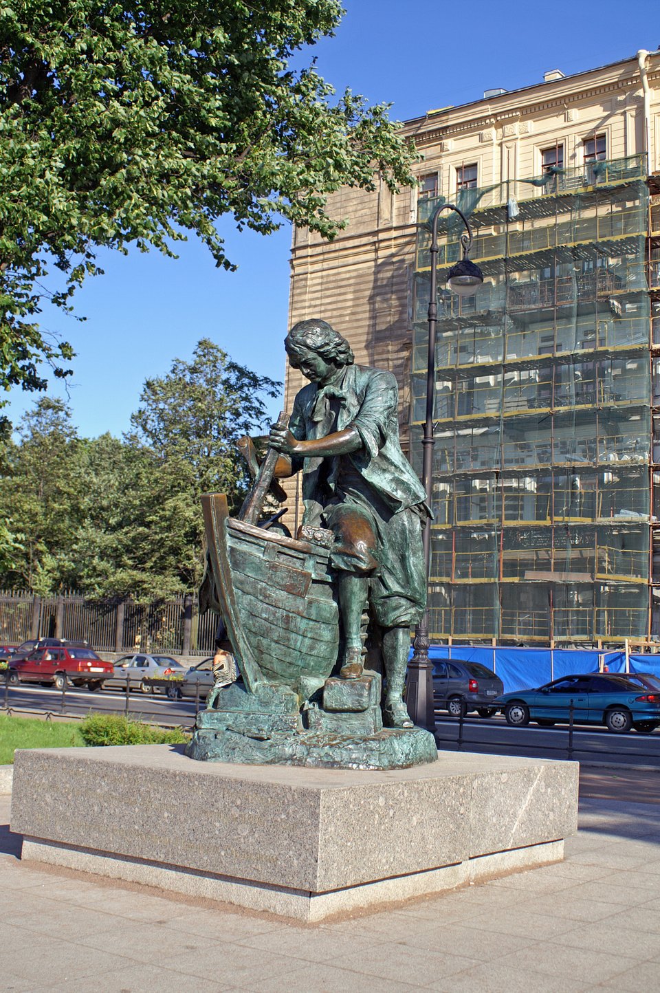 Pomnik Piotra I Pomnik Piotra I uczącego się w 1697 r. Holandii budowy statków. Pomnik stoi w Petersburgu przed gmachem Admiralicji (kopię tego dzieła podarowano holenderskiemu miastu Zaandam). Pomnik powstał w 1911 r, a jego twórcą był L. A. Bernshtam. Źródło: Heidas, Pomnik Piotra I, Wikimedia Commons, licencja: CC BY-SA 3.0.