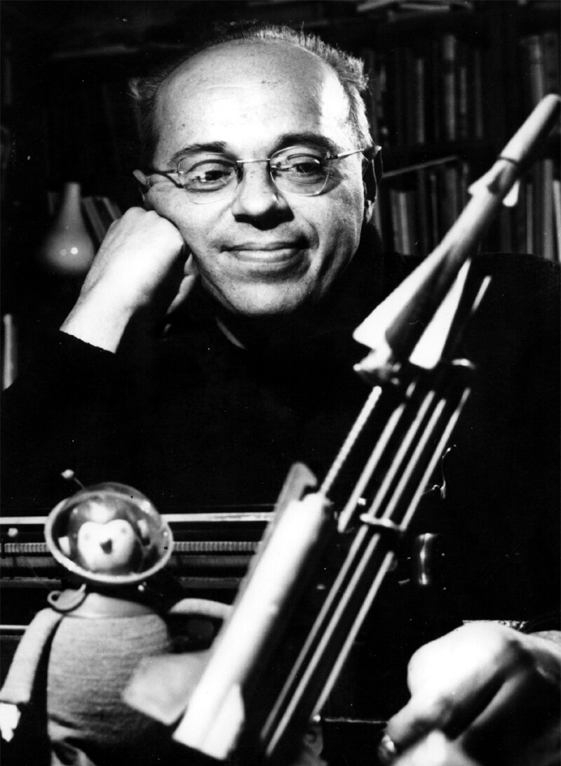 Stanisław Lem Stanisław Lem Źródło: 1966, fotografia archiwalna, licencja: CC BY-SA 3.0.