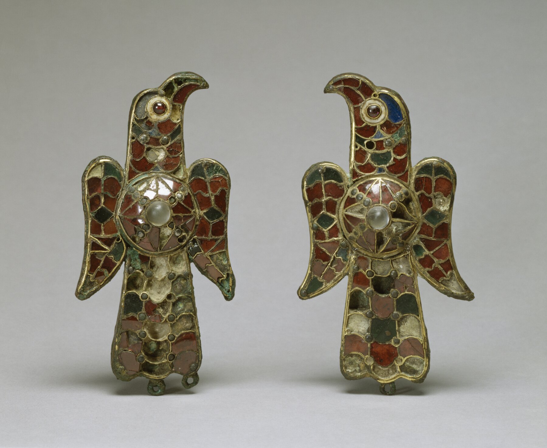 Wizygockie fibule w kształcie orłów Wizygockie fibule w kształcie orłów Źródło: Walters Art Museum, Walters Art Museum, licencja: CC BY-SA 3.0.