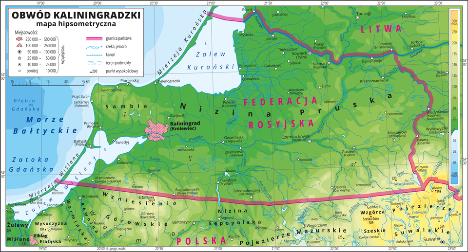 Ilustracja przedstawia mapę hipsometryczną Obwodu Kaliningradzkiego. W obrębie lądów występują obszary w kolorze zielonym na północy i żółtym na południu. W lewym górnym rogu mapy Morze Bałtycki, Zatoka Gdańska, Zalew Wiślany i Zalew Kuroński zaznaczono kolorem niebieskim i opisano. Na mapie opisano nazwy mierzei i wzgórz, wzniesień, nizin, pojezierzy, jezior i rzek. Oznaczono i opisano główne miasta. Oznaczono czarnymi kropkami i opisano punkty wysokościowe. Różową wstążką przedstawiono granice państw. Kolorem czerwonym opisano państwa sąsiadujące z Obwodem Kaliningradzkim. Mapa pokryta jest równoleżnikami i południkami. Dookoła mapy w białej ramce opisano współrzędne geograficzne co pół stopnia. W legendzie umieszczono i opisano znaki użyte na mapie.