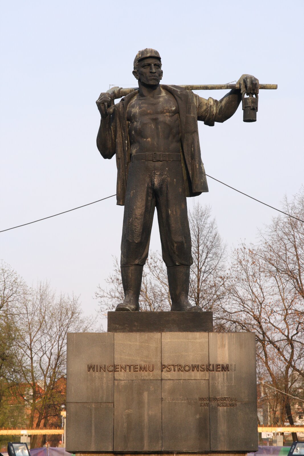 Pomnik Wincentego Pstrowskiego w Zabrzu. Źródło: Jan Mehlich, Pomnik Wincentego Pstrowskiego w Zabrzu., Fotografia, licencja: CC BY-SA 3.0.