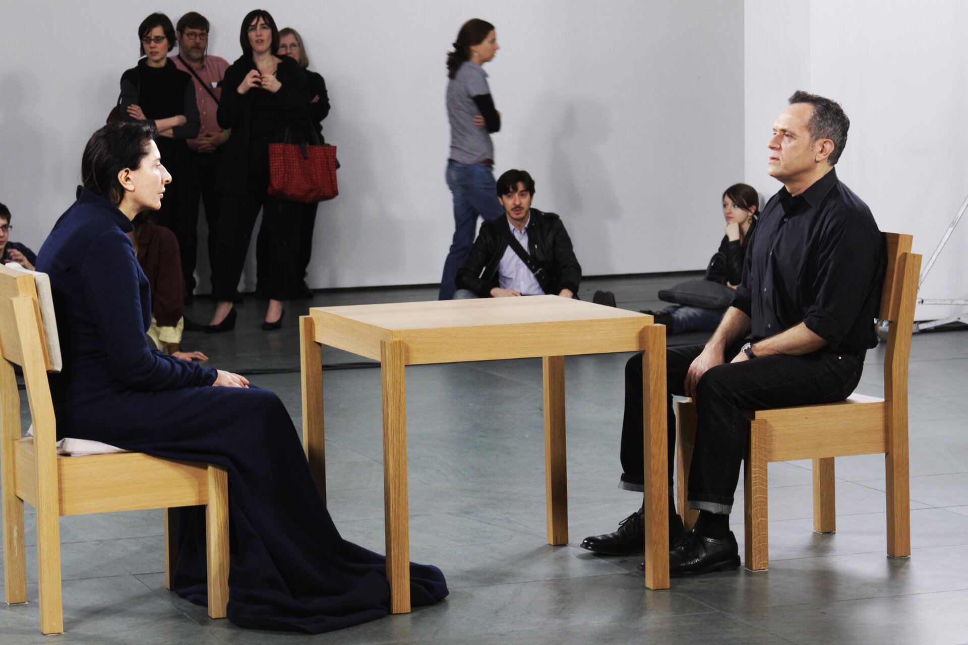 Shelby Lessig, zdjęcie zrobione podczas performance'u Mariny Abramović The Artist Is Present, MOMA, maj 2010 Źródło: Shelby Lessig, Shelby Lessig, zdjęcie zrobione podczas performance'u Mariny Abramović The Artist Is Present, MOMA, maj 2010, licencja: CC BY-SA 3.0.