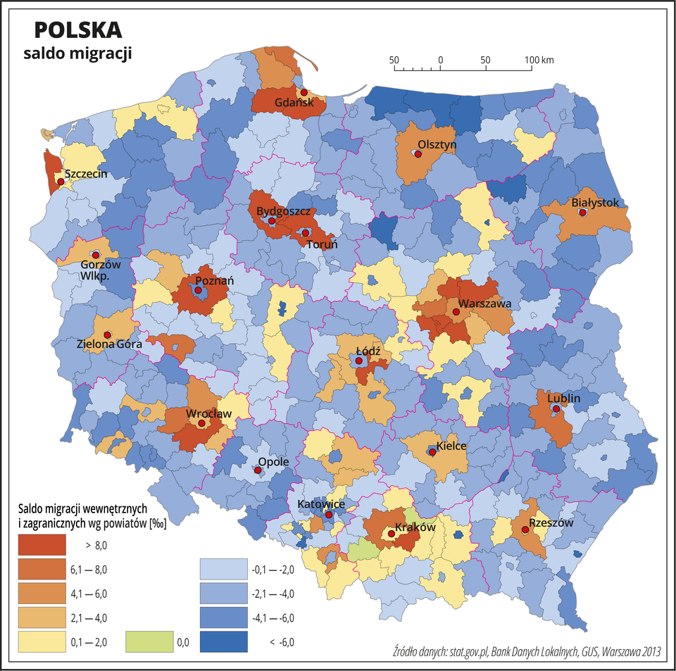 Ilustracja przedstawia mapę Polski z podziałem na województwa i powiaty. Na mapie przedstawiono saldo migracji wewnętrznych i zagranicznych w promilach. Granice województw zaznaczone są czerwoną linią. Granice powiatów zaznaczone są czarną linią. Odcieniami koloru pomarańczowego przedstawiono powiaty, w których saldo migracji jest dodatnie, a odcieniami koloru niebieskiego – ujemne. Kolory te rozłożone są nierównomiernie jednak w obrębie każdego województwa w powiatach, które leżą najbliżej miasta wojewódzkiego saldo migracji prawie zawsze jest dodatnie. Saldo ujemne występuje na terenie województwa warmińsko-mazurskiego. Kolorem zielonym oznaczono powiaty, w których saldo migracji jest równe zero (dwa powiaty w województwie małopolskim). Czerwonymi kropkami zaznaczono miasta wojewódzkie. Po lewej stronie mapy na dole w legendzie umieszczono kolorowe prostokąty i opisano saldo migracji: kolory pomarańczowe – saldo dodatnie – kolory ciemne powyżej ośmiu promili, kolory jasne – do dwóch promili. Kolorem zielonym oznaczono powiaty z saldem zerowym. Odcieniami koloru niebieskiego oznaczono ujemne saldo migracji – kolory ciemne – minus sześć promili i mniej, kolory jasne poniżej minus dwóch promili.