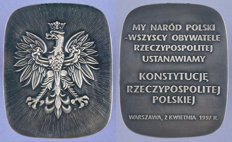 Konstytucja RP z 2 kwietnia 1997 r. Źródło: Wydział Muzealiów Biblioteki Sejmowej, Konstytucja RP z 2 kwietnia 1997 r., licencja: CC BY 2.0.