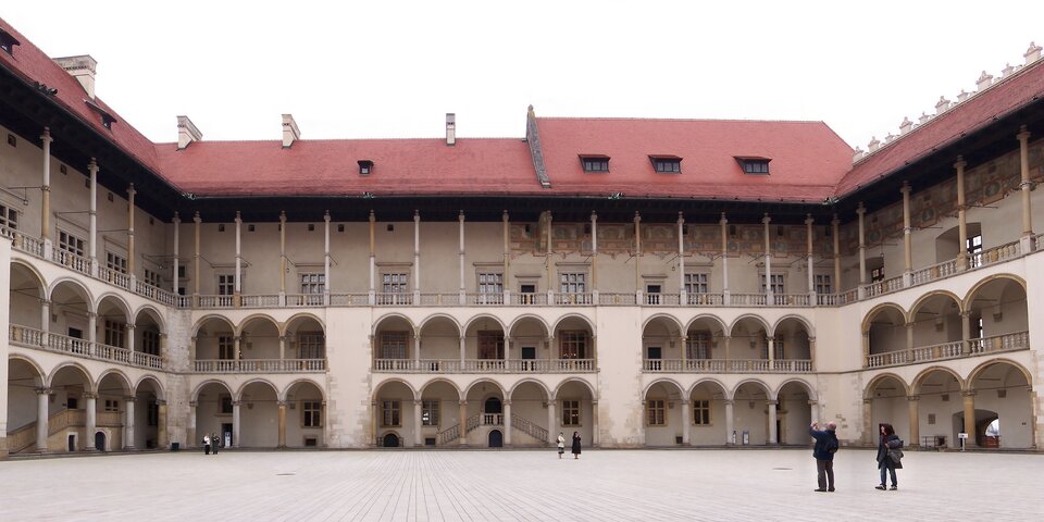 Renesansowy dziedziniec zamku na Wawelu Renesansowy dziedziniec zamku na Wawelu Źródło: Lestat, Wikimedia Commons, licencja: CC BY-SA 3.0.