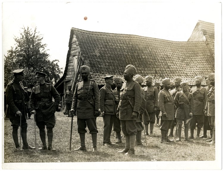 Sikhowie we Francji Źródło: Charles Hilton De Witt Girdwood, Sikhowie we Francji, 1915, British Library, domena publiczna.