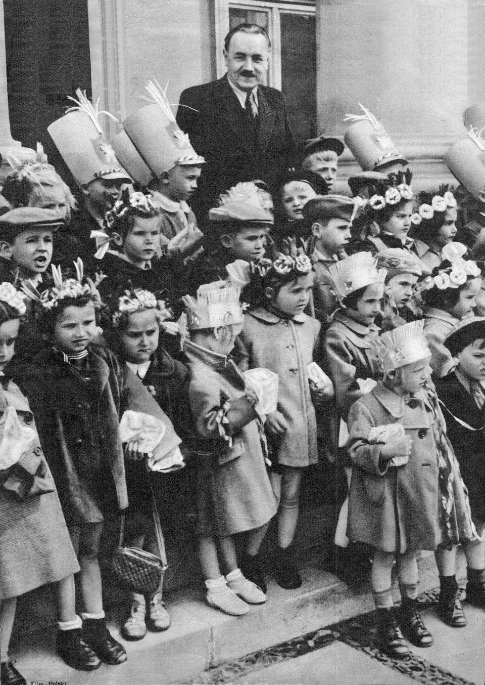 Bolesław Bierut w otoczeniu dzieci Źródło: Bolesław Bierut w otoczeniu dzieci, domena publiczna.