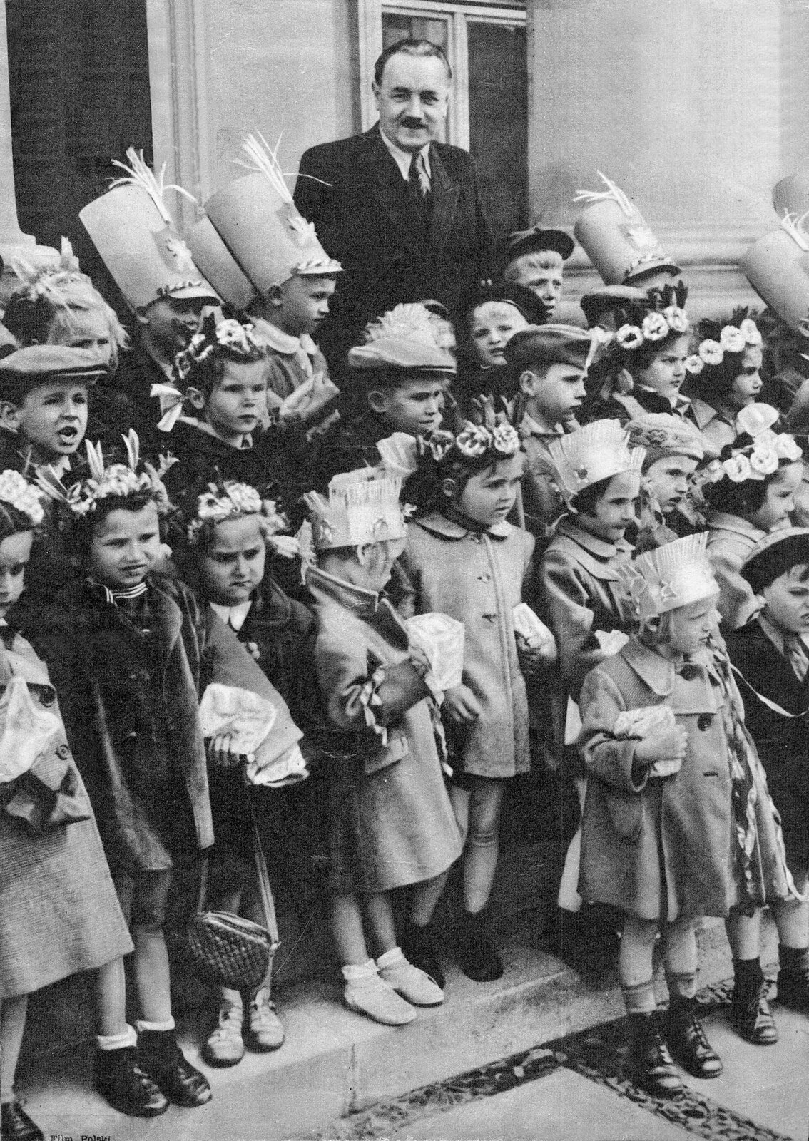 Bolesław Bierut w otoczeniu dzieci Źródło: Bolesław Bierut w otoczeniu dzieci, domena publiczna.