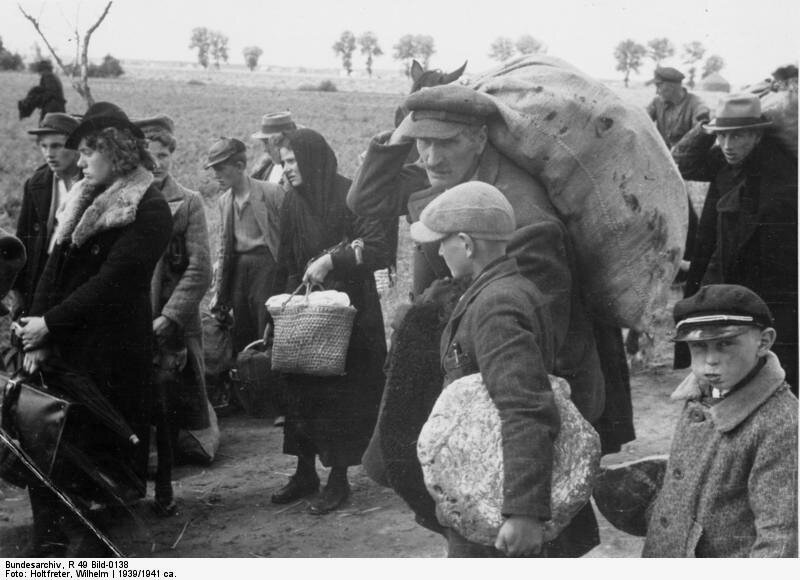 Wysiedlenia Polaków z terenów bezpośrednio włączonych do Rzeszy Źródło: Wilhelm Holtfreter, Wysiedlenia Polaków z terenów bezpośrednio włączonych do Rzeszy, 1939, Fotografia, Bundesarchiv, licencja: CC BY-SA 3.0.