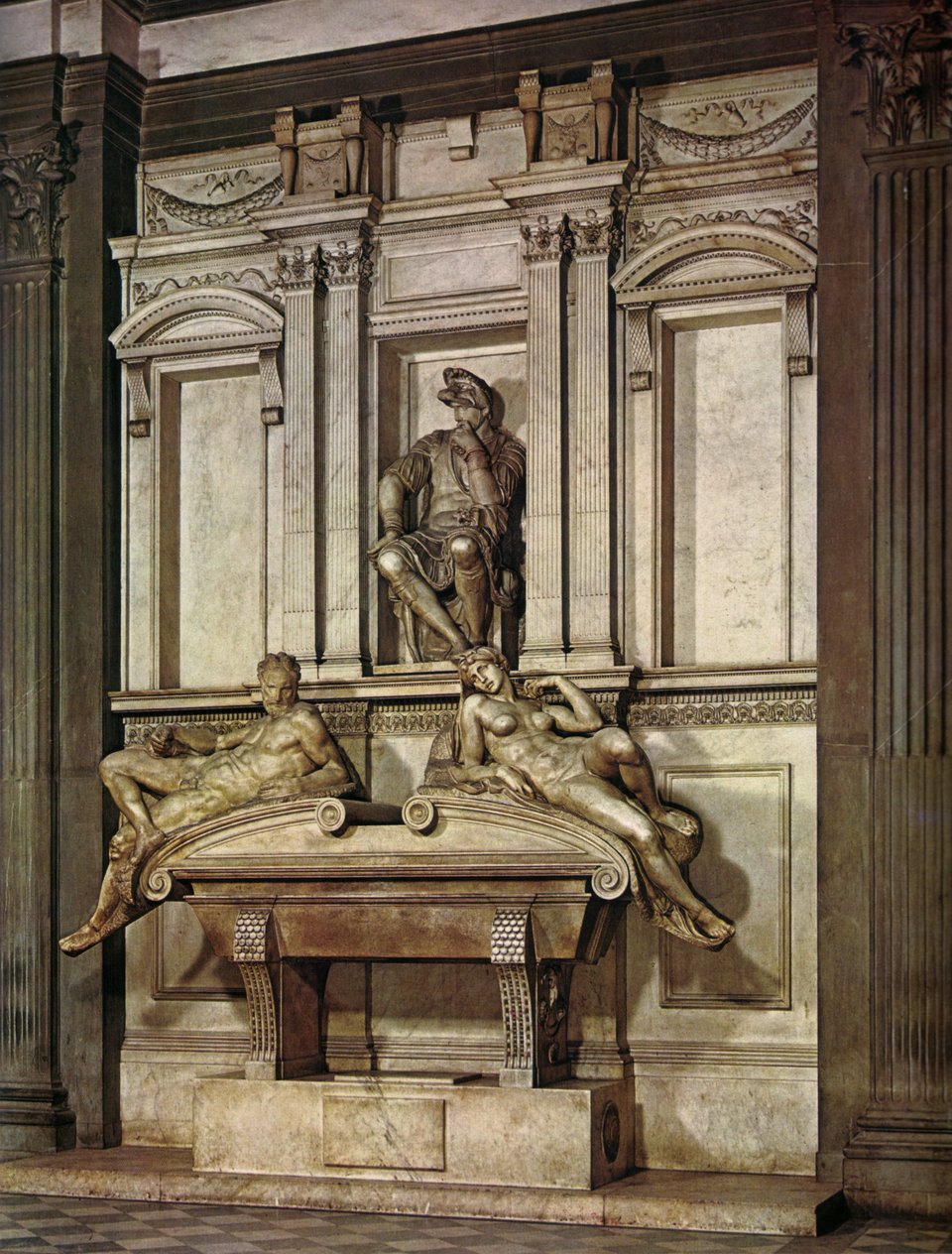 Nagrobek Wawrzyńca II Medyceusza w tzw. Starej Zakrystii kościoła św. Wawrzyńca we Florencji (1526-1534) Nagrobek Wawrzyńca II Medyceusza w tzw. Starej Zakrystii kościoła św. Wawrzyńca we Florencji (1526-1534) Źródło: Michał Anioł, 1519-1534, domena publiczna.