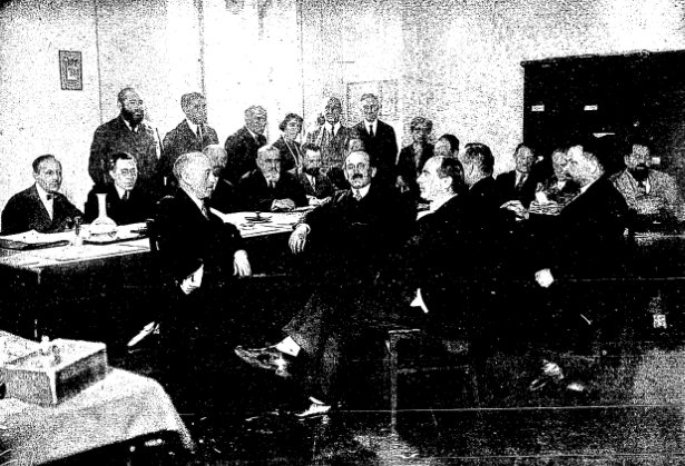 Żydowski Klub Parlamentarny podczas sejmu I kadencji (1922–1927) Źródło: Żydowski Klub Parlamentarny podczas sejmu I kadencji (1922–1927), Głos Gminy Żydowskiej: organ Gminy Wyznaniowej Żydowskiej w Warszawie, domena publiczna.