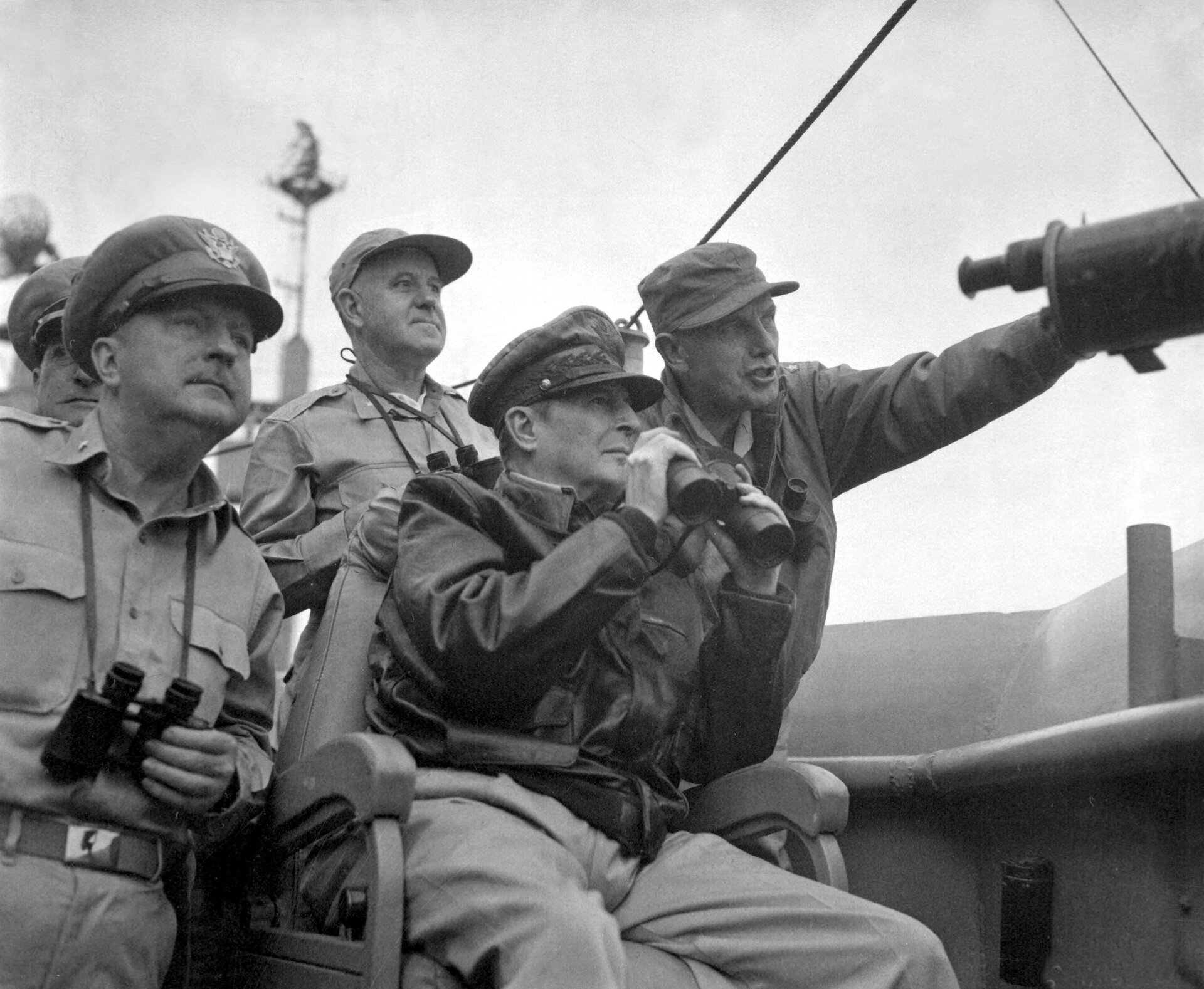 Gen. D. MacArthur podczas desantu pod Inchon Siłami ONZ (faktycznie amerykańskimi) miał dowodzić gen. Douglas MacArthur Źródło: Gen. D. MacArthur podczas desantu pod Inchon, Fotografia, U.S. Army official Korean War image archive, domena publiczna.