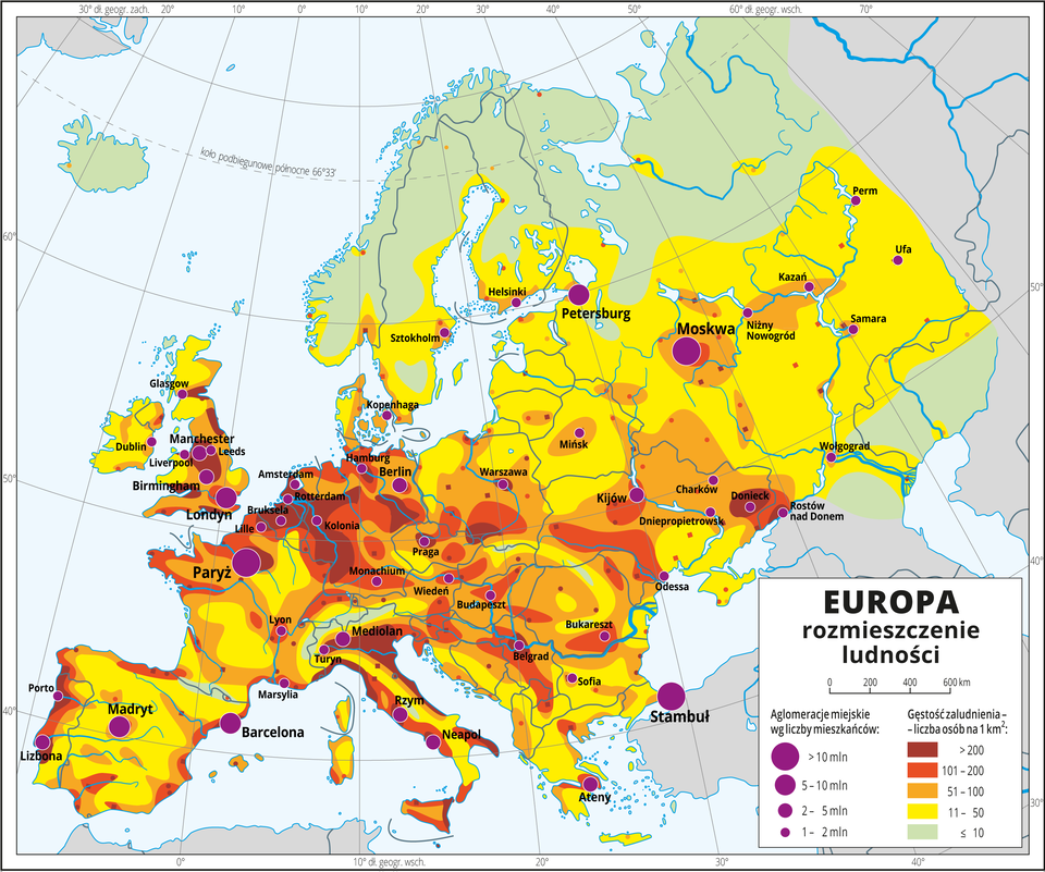 Ilustracja przedstawia mapę rozmieszczenia ludności w Europie. Kolorami od zielonego przez żółty i pomarańczowy do czerwonego i brunatnego przedstawiono gęstość zaludnienia. Na północy przeważa kolor zielony (poniżej dziesięciu osób na jeden kilometr kwadratowy), w centrum przeważa kolor żółty (jedenaście do pięćdziesięciu osób na jeden kilometr kwadratowy). Wokół miast kolor pomarańczowy do brunatnego oznaczający dużą gęstość zaludnienia powyżej pięćdziesięciu osób na kilometr kwadratowy. Na mapie różnej wielkości sygnatury (koła) obrazujące aglomeracje miejskie wg liczby mieszkańców: Moskwa, Paryż, Stambuł – powyżej dziesięciu milionów mieszkańców. – Madryt, Barcelona, Londyn, Petersburg – od pięciu do dziesięciu milionów mieszkańców. Kilkanaście mniejszych sygnatur oznaczających miasta o liczbie mieszkańców poniżej pięciu milionów. Dookoła mapy w białej ramce opisano współrzędne geograficzne co dziesięć stopni. W legendzie umieszczono i opisano kolory i znaki użyte na mapie.