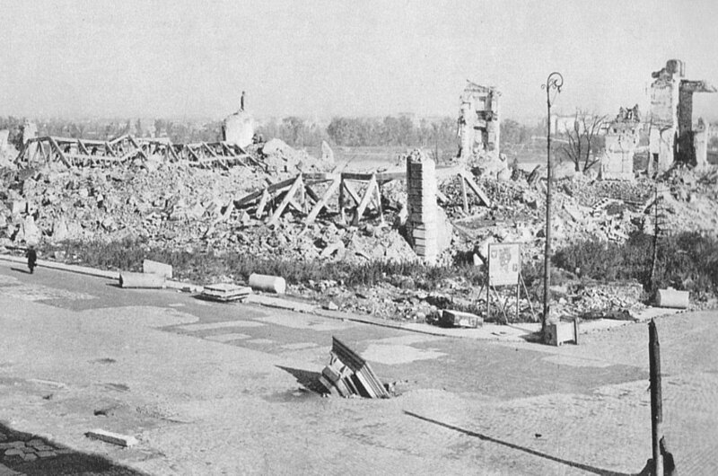 Pozostałości Zamku Królewskiego w Warszawie wysadzonego 27 listopada 1944 na rozkaz Adolfa Hitlera.