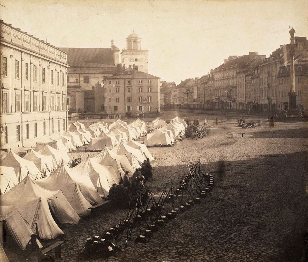 na starym zdjęciu widać Plac Zamkowy w Warszawie, w oddali kolumna króla Zygmunta. W centrum zdjęcia szeregi namiotów wojska rosyjskiego