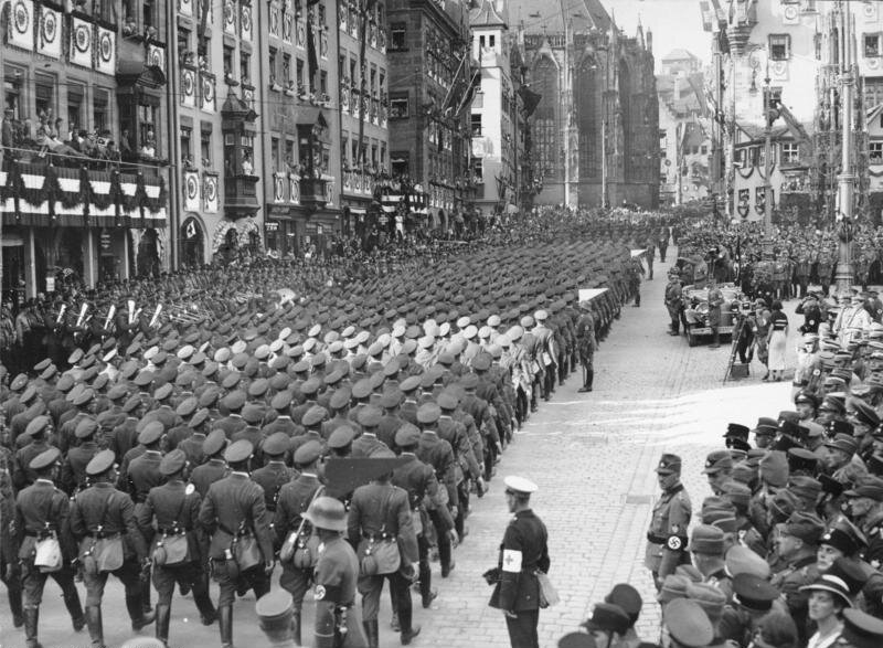Defilada w Norymberdze uwieczniona w filmie Leni Riefenstahl Źródło: Defilada w Norymberdze uwieczniona w filmie Leni Riefenstahl, Fotografia, Bundesarchiv, licencja: CC BY-SA 3.0.