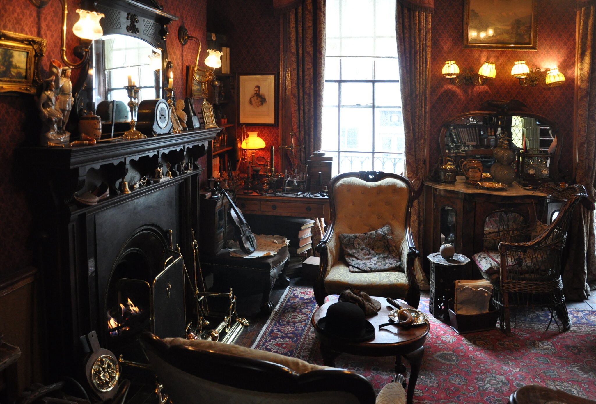 Muzeum Sherlocka Holmesa przy Baker Street 221B w Londynie, pokój gościnny Muzeum Sherlocka Holmesa przy Baker Street 221B w Londynie, pokój gościnny Źródło: fotografia barwna, domena publiczna.