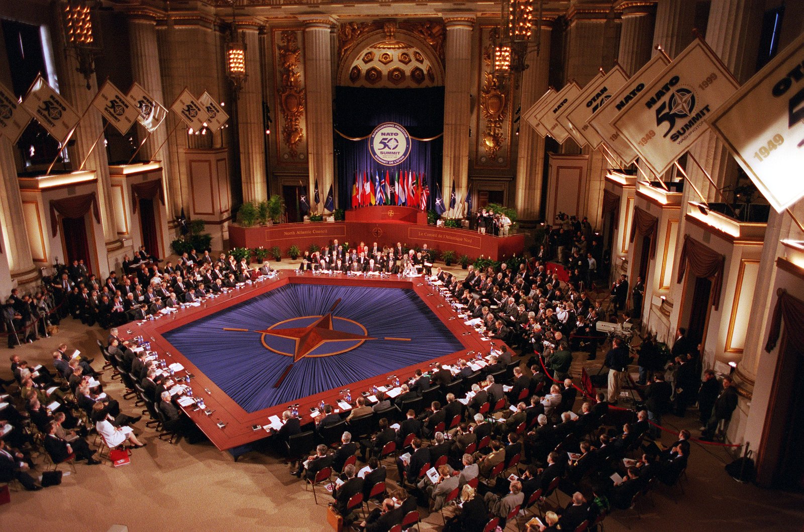 Szczyt NATO w Waszyngtonie Szczyt NATO w Waszyngtonie Źródło: R. D. Ward, 1999, domena publiczna.