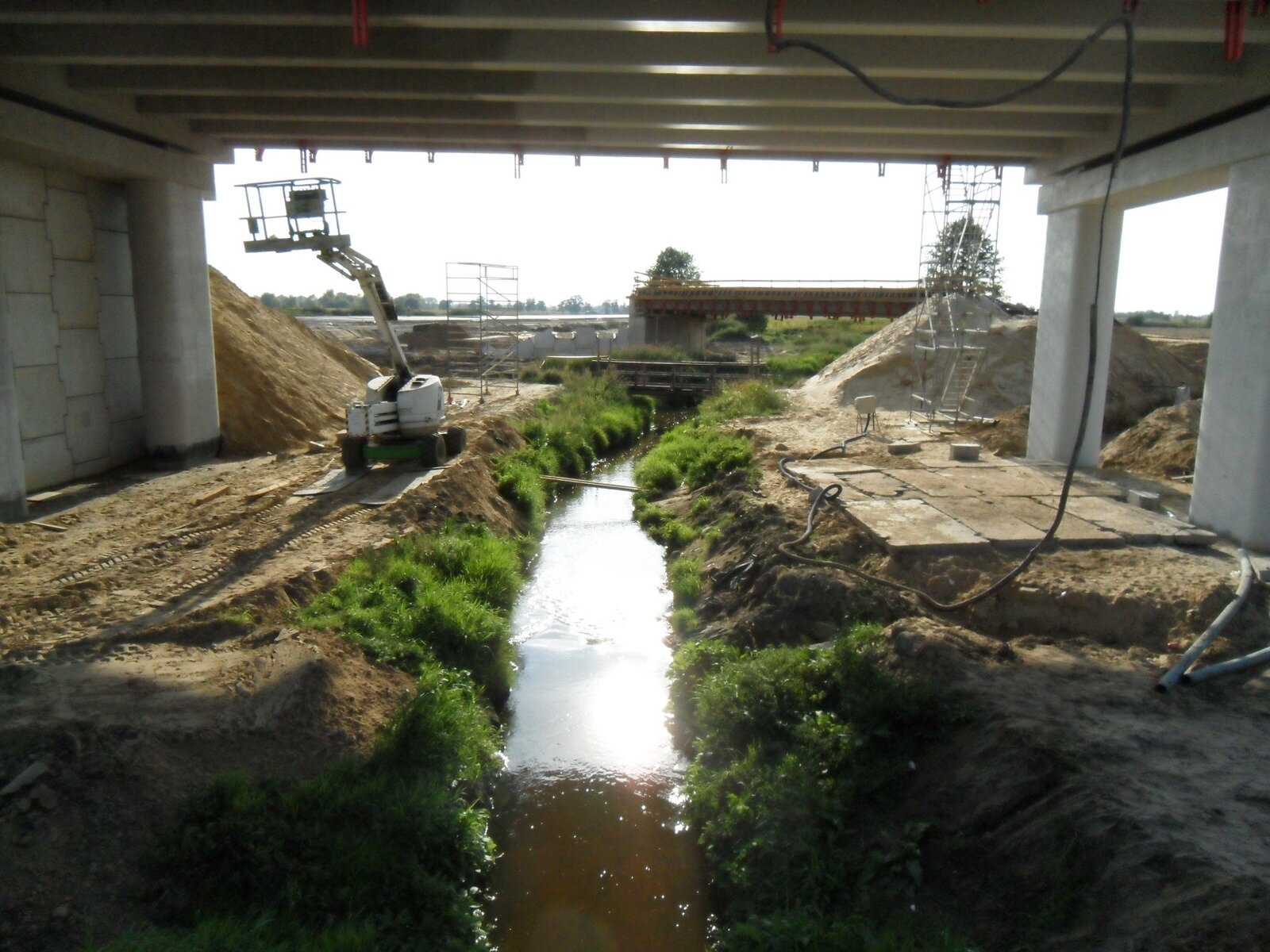 Budowa A2 nad Zimną Wodą na granicy Brwinowa i Biskupic Źródło: Krzysztof Dudzik, Budowa A2 nad Zimną Wodą na granicy Brwinowa i Biskupic, licencja: CC BY-SA 3.0.