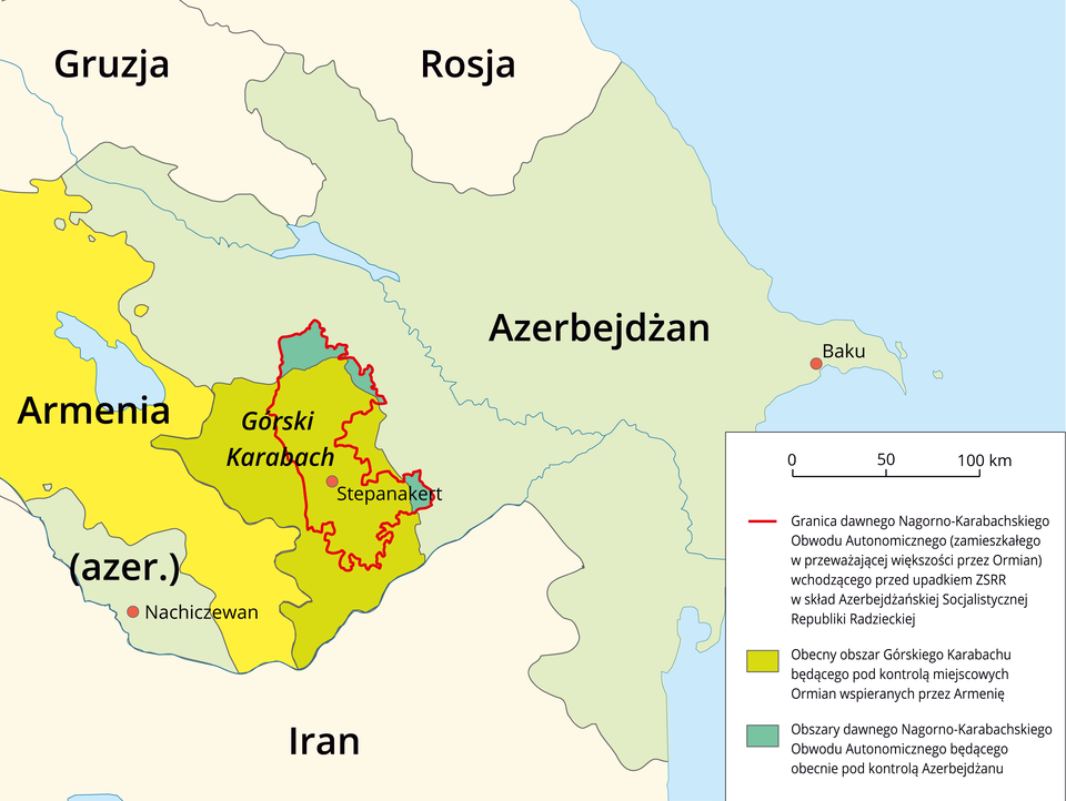 Na ilustracji mapa wschodniej część Kaukazu. Po lewej stronie mapy ląd: Gruzja, Rosja, Armenia, Azerbejdżan, górski Karabach, Iran. Po prawej stronie morze, kolor niebieski. Centralna część mapy przedstawia zmiany zasięgu Górskiego Karabachu. Kolorem zielonym oznaczono obecny zasięg Górskiego Karabachu, czerwoną linią granicę Nagorno-Karabachskiego Obwodu Autonomicznego wchodzącego dawniej w skład Azerbejdżańskiej Socjalistycznej Republiki Radzieckiej. Kolorem ciemnozielonym oznaczono obszary dawnego Nagorno-Karabachskiego Obwodu Autonomicznego, obecnie pod kontrolą Azerbejdżanu. Z prawej strony legenda z objaśnieniami kolorów użytych na mapie.