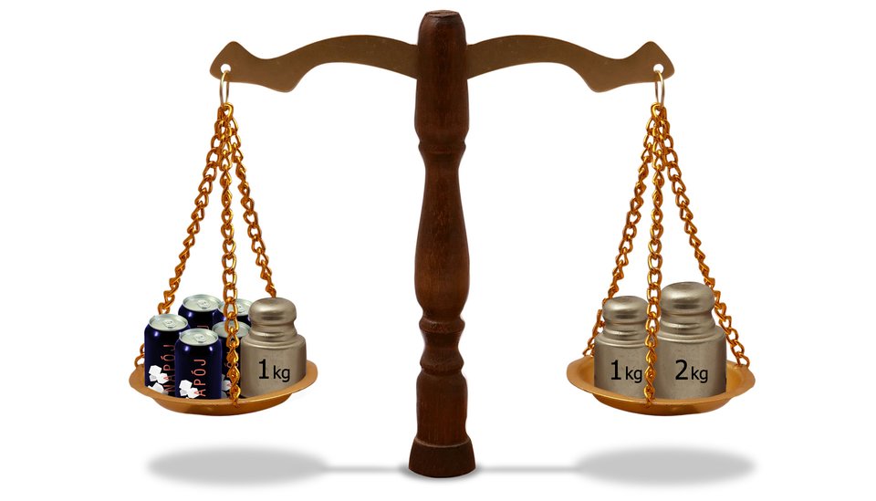 Rysunek wagi szalkowej. Na jednej szalce 5 puszek z napojami i odważnik 1 kg, na drugiej dwa odważniki 1 kg i 2 kg.