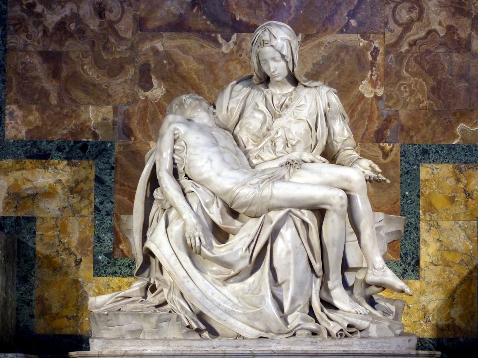 Michał Anioł – Pieta (1498-1502). Pieta to podobizna Matki Boskiej trzymającej na kolanach zmarłego Chrystusa. Pieta watykańska Michała Anioła należy do najsłynniejszych. W 1972 r. rzeźba została uszkodzona przez szaleńca, ale szybko została odrestaurowana. Michał Anioł – Pieta (1498-1502). Pieta to podobizna Matki Boskiej trzymającej na kolanach zmarłego Chrystusa. Pieta watykańska Michała Anioła należy do najsłynniejszych. W 1972 r. rzeźba została uszkodzona przez szaleńca, ale szybko została odrestaurowana. Źródło: Stanislav Traykov, Wikimedia Commons, licencja: CC BY-SA 3.0.