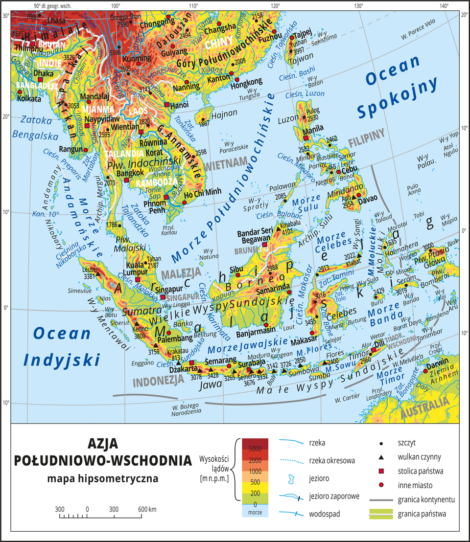 Ilustracja przedstawia mapę hipsometryczną Azji Południowo-Wschodniej. W obrębie lądów występują obszary w kolorze zielonym, żółtym, pomarańczowym i czerwonym. Na części kontynentalnej przedstawianego obszaru przeważają wyżyny i góry, na wyspach wyżyny. Morza zaznaczono kolorem niebieskim. Na mapie opisano nazwy półwyspów, wysp, nizin, wyżyn i pasm górskich, mórz, zatok, rzek i jezior. Poprowadzono granice państw i opisano nazwy państw. Oznaczono i opisano stolice i główne miasta. Oznaczono czarnymi kropkami i opisano szczyty górskie. Trójkątami oznaczono wulkany i podano ich wysokości. Mapa pokryta jest równoleżnikami i południkami. Dookoła mapy w białej ramce opisano współrzędne geograficzne co dziesięć stopni. W legendzie umieszczono i opisano znaki użyte na mapie.