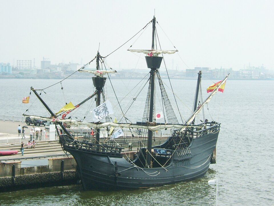 Replika karaki „Victoria” Magellana Replika karaki „Victoria” Magellana Źródło: Gnsin, Wikimedia Commons, licencja: CC BY-SA 3.0.