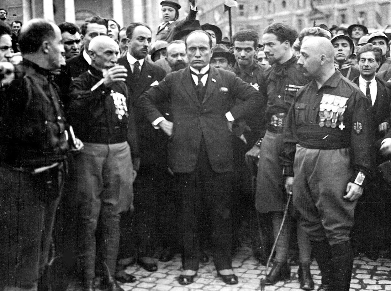 Uczestnicy marszu na Rzym. Na zdjęciu w centrum Mussolini Uczestnicy marszu na Rzym. Na zdjęciu w centrum Mussolini Źródło: domena publiczna.