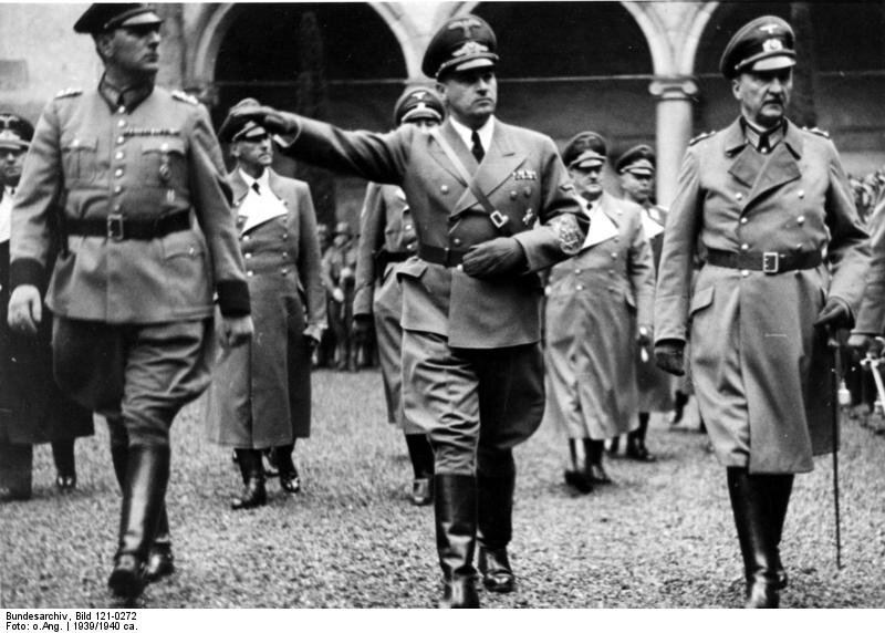 Hans Frank na dziedzińcu Wawelu Źródło: Hans Frank na dziedzińcu Wawelu, 1939, Fotografia, Bundesarchiv, licencja: CC BY-SA 3.0.