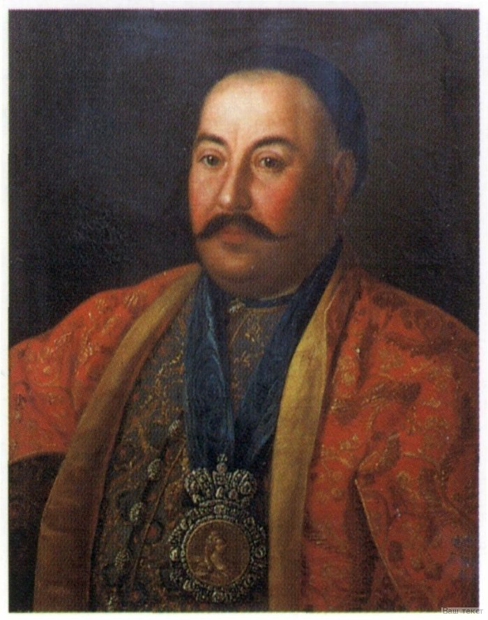 Portret atamana Kozaków zadnieprzańskich Portret atamana Kozaków. Należy zwrócić uwagę na podobieństwa do typu polskiego portretu szlacheckiego, co wskazuje na siłę wpływów kulturowych płynących z Polski do Rosji. Na szyi ataman ma zawieszony medalion z portretem kobiety. Jeśli datowanie portretu jest prawidłowe, to przedstawia on carycę Elżbietę Pietrownę panującą w latach 1741-1762. Źródło: Aleksey Antropov, Portret atamana Kozaków zadnieprzańskich, 1761, Rosyjskie Muzeum Państwowe w Petersburgu, domena publiczna.