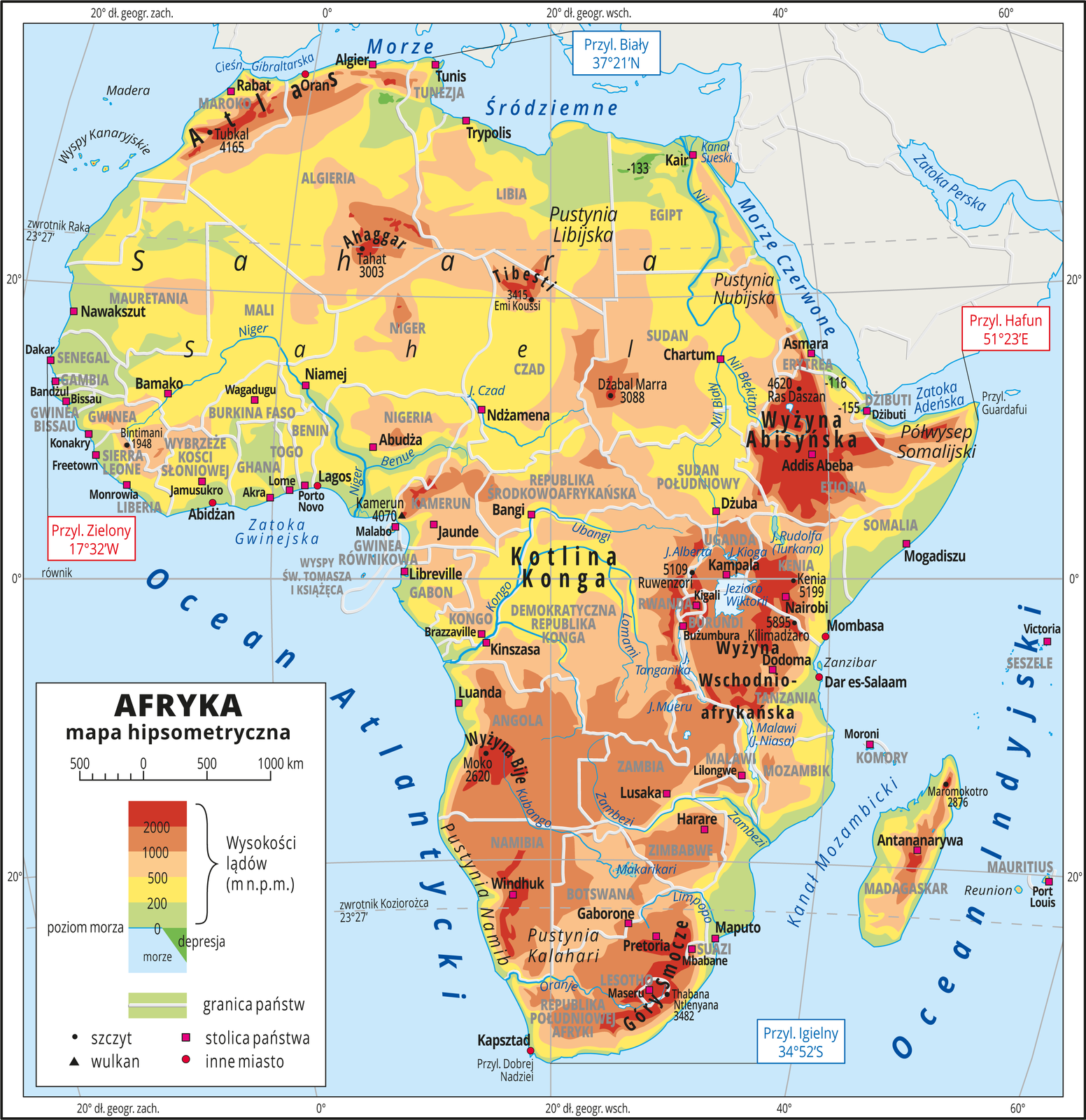 Ilustracja przedstawia mapę hipsometryczną Afryki. W obrębie lądów występują obszary w kolorze zielonym, żółtym, pomarańczowym i czerwonym. Niziny głównie na wybrzeżach, na północy przeważają wyżyny, na wschodzie przeważają góry. Morza zaznaczono kolorem niebieskim. Na mapie opisano nazwy półwyspów, wysp, kotlin, wyżyn i pasm górskich, mórz, zatok, rzek i jezior. Oznaczono i opisano stolice i główne miasta. Oznaczono czarnymi kropkami i opisano szczyty górskie. Trójkątami oznaczono czynne wulkany i podano ich wysokości. Mapa pokryta jest równoleżnikami i południkami. Podano współrzędne geograficzne skrajnych punktów: północ – Przyl. Biały, 37°21’N, południe – Przyl. Igielny, 34°52’S, wschód – Przyl. Hafun, 51°23’E, zachód – Przyl. Zielony, 17°32’W. Dookoła mapy w białej ramce opisano współrzędne geograficzne co dwadzieścia stopni. W legendzie umieszczono i opisano znaki użyte na mapie.