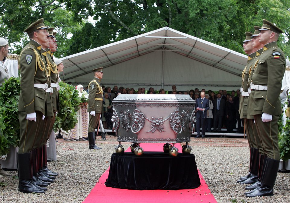 Uroczystość ponownego pochowania szczątków Radziwiłłów w Republice Litewskiej Na początku XXI wieku w siedzibie Radziwiłłów na Górze Zamkowej w Dubinkach prowadzone były prace archeologiczne. Znalezione tu szczątki, po zbadaniu DNA przez polskich i litewskich specjalistów, zostały zidentyfikowane jako kości Mikołaja Radziwiłła Czarnego i Mikołaja Radziwiłła Rudego, braci królowej Barbary Radziwiłłówny. W czasie specjalnej uroczystości dokonano pochówku wszystkich odnalezionych szczątków. W podręcznikach litewskich podkreśla się sprzeciw Radziwiłłów wobec Unii Lubelskiej. Źródło: Ministry of National Defence Republic of Lithuania, Uroczystość ponownego pochowania szczątków Radziwiłłów w Republice Litewskiej, 2009, fotografia, domena publiczna.