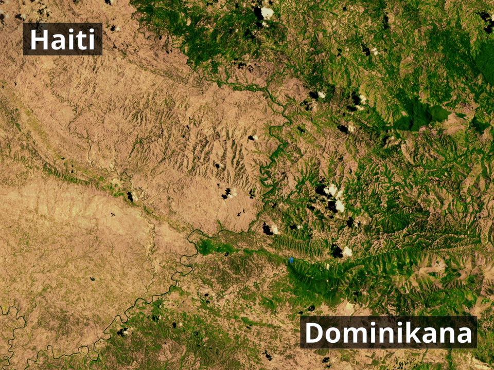 Na zdjęciu satelitarnym fragment terenu. Z lewej strony odkryta gleba pozbawiona roślinności. Z prawej strony teren zalesiony. Granicę stanowi rzeka. Z lewej strony napis Haiti. Z prawej strony napis Dominikana.