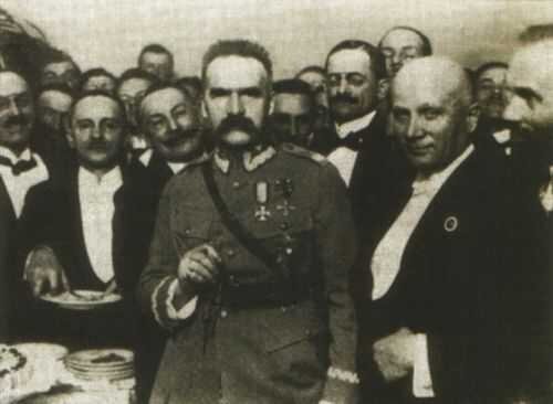 W pożegnalnym spotkaniu, które odbyło się w Sali Malinowej hotelu Bristol 3 lipca 1923 roku, uczestniczyło blisko 200 osób. Podczas spotkania Piłsudski tłumaczył powody swojego odejścia z polityki. W pożegnalnym spotkaniu, które odbyło się w Sali Malinowej hotelu Bristol 3 lipca 1923 roku, uczestniczyło blisko 200 osób. Podczas spotkania Piłsudski tłumaczył powody swojego odejścia z polityki. Źródło: domena publiczna.