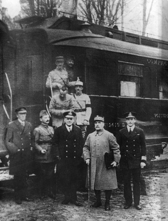 Podpisanie zawieszenia broni po I wojnie światowej Źródło: Podpisanie zawieszenia broni po I wojnie światowej, fotografia, domena publiczna.