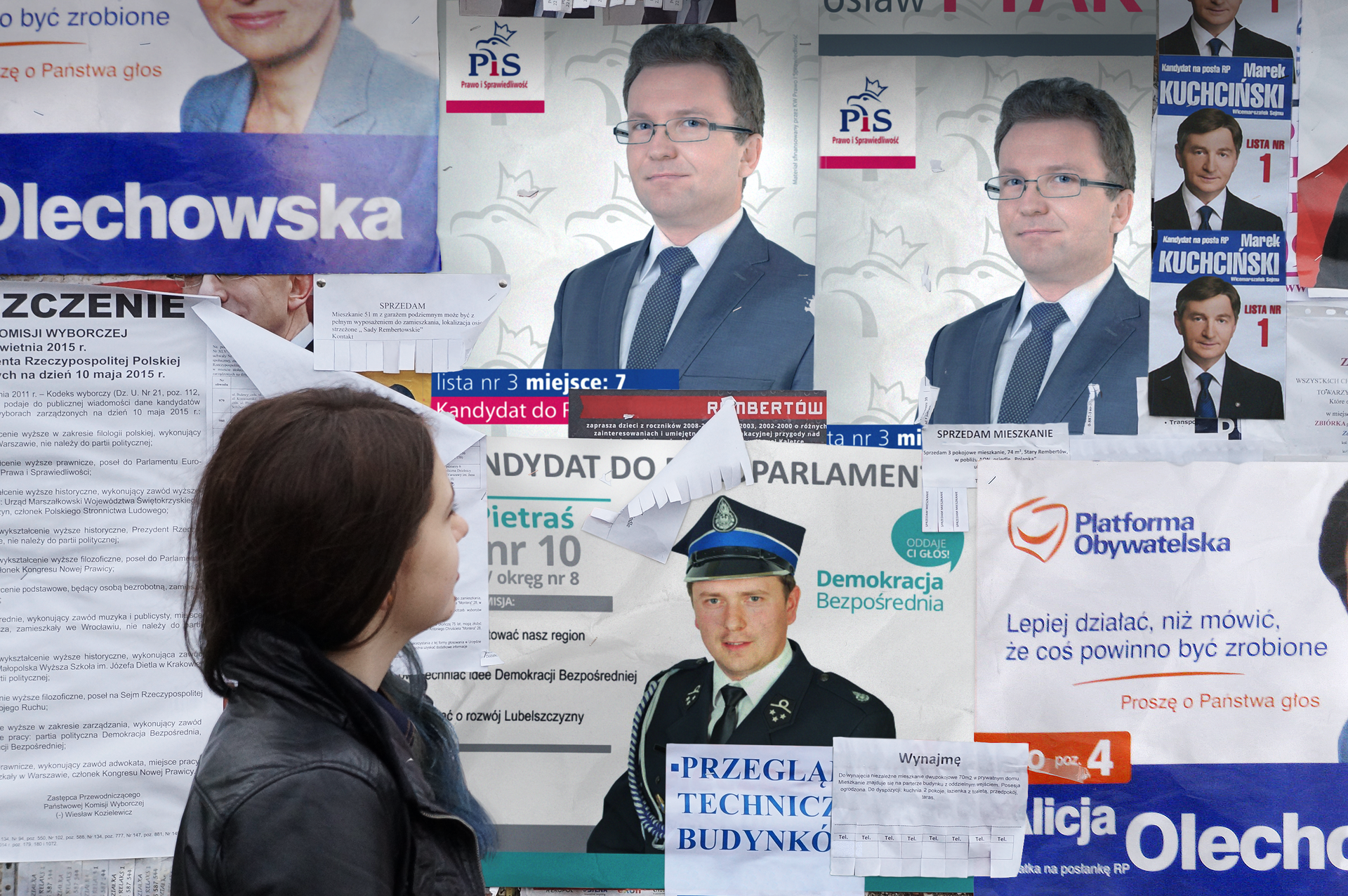 Kolorowe zdjęcie przedstawia ścianę budynku obklejoną plakatami wyborczymi. Na pierwszym planie młoda kobieta bokiem do obserwatora zdjęcia. Zwrócona w prawą stronę. Przygląda się plakatom na ścianie budynku. Plakaty przedstawiają duże zdjęcia osób kandydujących w wyborach, nazwę partii politycznej, którą prezentują oraz hasła wyborcze. Po lewej stronie, duże białe ogłoszenie informujące wyborców o dacie, miejscu i sposobie głosowania.