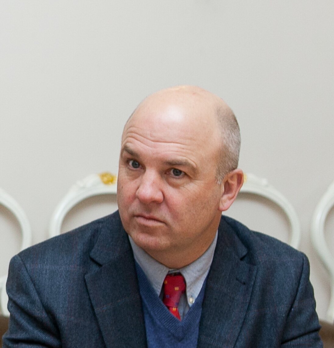 Nils Muižnieks, Komisarz Praw Człowieka, urodził się w Los Angeles, ale jego rodzina pochodzi z Łotwy. W przeszłości pracował jako wykładowca uniwersytecki oraz w Radiu Wolna Europa. Po powrocie na Łotwę został dyrektorem Łotewskiego Centrum ds. Praw Człowieka i Studiów Etnicznych, a następnie kierował Instytutem Badań Społecznych i Politycznych Uniwersytetu Łotewskiego. W 2009 r. został wybrany na stanowisko przewodniczącego Europejskiej Komisji przeciwko Rasizmowi i Nietolerancji, w 2012 r. został zaś Komisarzem Praw Człowieka. Nils Muižnieks, Komisarz Praw Człowieka, urodził się w Los Angeles, ale jego rodzina pochodzi z Łotwy. W przeszłości pracował jako wykładowca uniwersytecki oraz w Radiu Wolna Europa. Po powrocie na Łotwę został dyrektorem Łotewskiego Centrum ds. Praw Człowieka i Studiów Etnicznych, a następnie kierował Instytutem Badań Społecznych i Politycznych Uniwersytetu Łotewskiego. W 2009 r. został wybrany na stanowisko przewodniczącego Europejskiej Komisji przeciwko Rasizmowi i Nietolerancji, w 2012 r. został zaś Komisarzem Praw Człowieka. Źródło: Saeima, licencja: CC BY-SA 2.0.