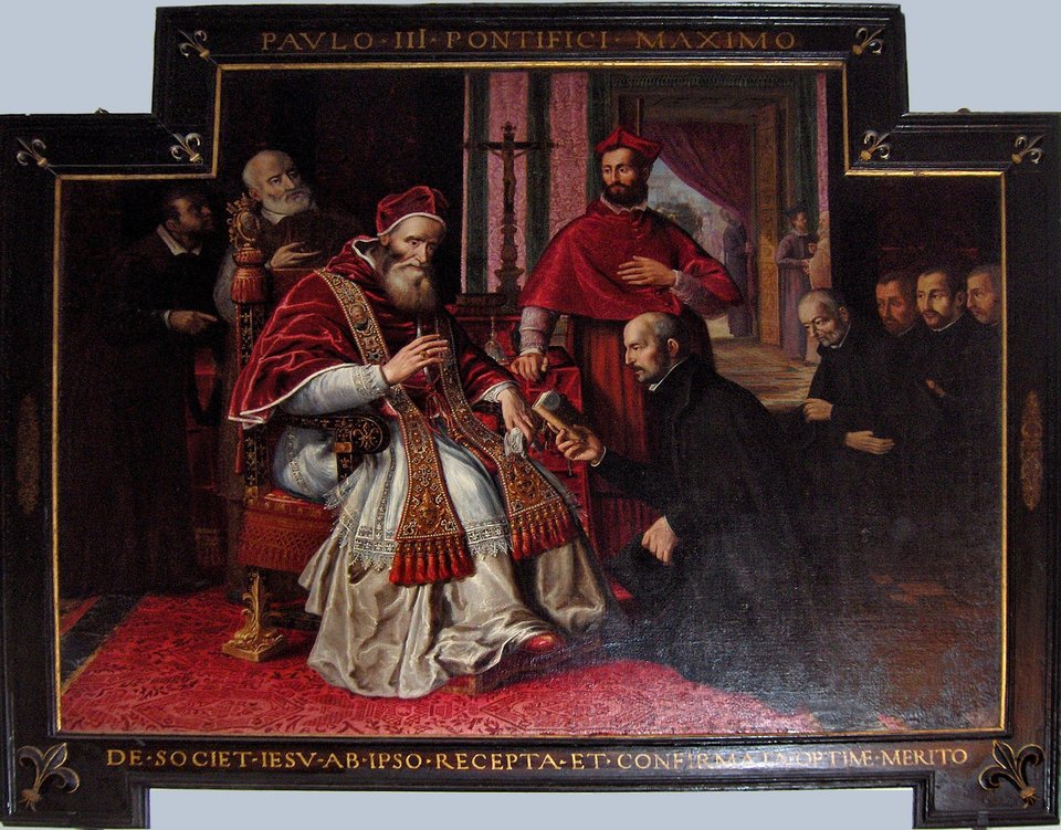 Obraz nieznanego autora w wejściu do zakrystii rzymskiego kościoła Il Gesu; przedstawia scenę zatwierdzenia przez papieża Pawła III reguły zakonnej w 1539 r. Źródło: Georges Jansoone, Obraz nieznanego autora w wejściu do zakrystii rzymskiego kościoła Il Gesu; przedstawia scenę zatwierdzenia przez papieża Pawła III reguły zakonnej w 1539 r., 2010, fotografia, licencja: CC BY 3.0.