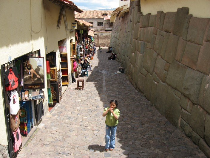 Ulica w Cuzco z przyziemiami pochodzącymi z okresu inkaskiego Ulica w Cuzco z przyziemiami pochodzącymi z okresu inkaskiego Źródło: Leon Petrosyan, Wikimedia Commons, licencja: CC BY-SA 3.0.