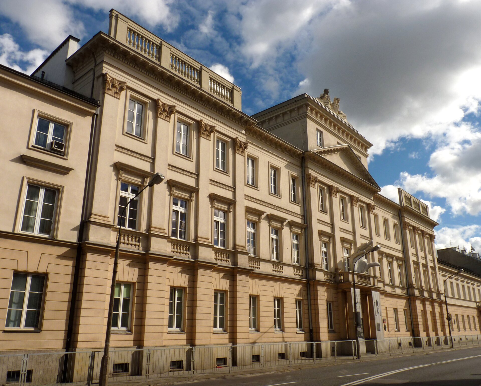 Collegium Nobilium Budynek, w którym mieściła się szkoła pijarów Collegium Nobilium. Źródło: Olekwarszawiak, Collegium Nobilium, licencja: CC BY-SA 3.0.