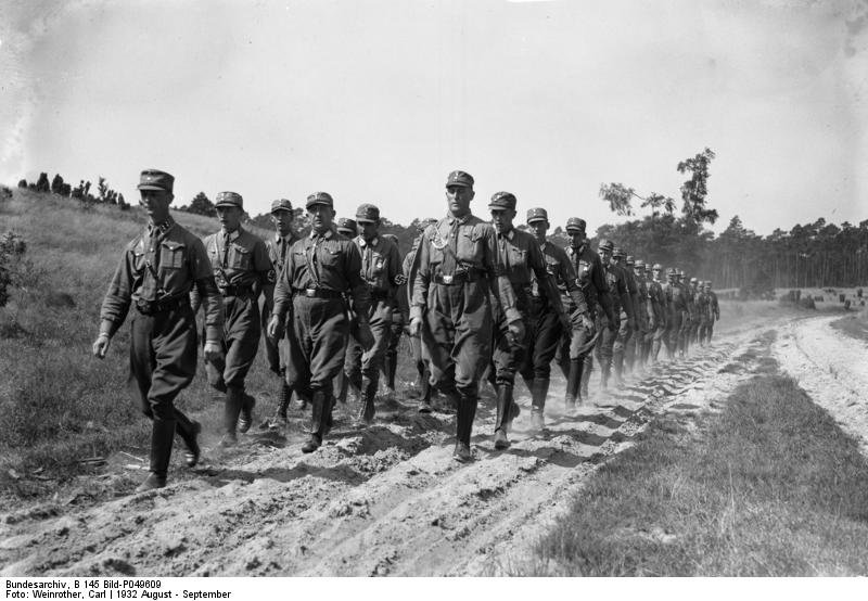 Maszerujący oddział SA Maszerujący oddział SA Źródło: Carl Weinrother, Bundesarchiv, B 145 Bild-P049609, licencja: CC BY-SA 3.0.